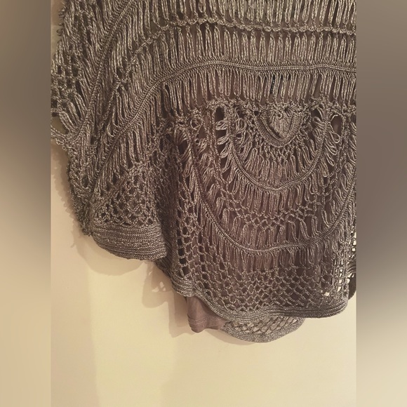 Le Chateau poncho style crochet shirt. - Picture 4 of 9